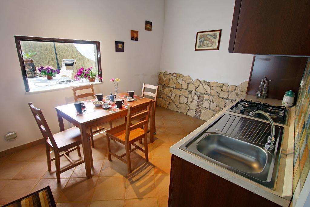 Casa Vacanze Borgo Borghese SantʼAlessio Siculo Szoba fotó